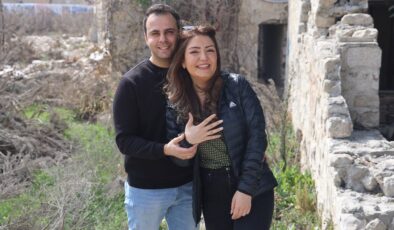 Hatay’da enkaz üzerinde evlilik teklifi