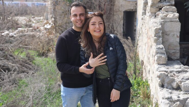 Hatay’da enkaz üzerinde evlilik teklifi