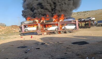 Hatay’da park halindeki oto çekerde yangın: 6 otomobil kullanılamaz hale geldi