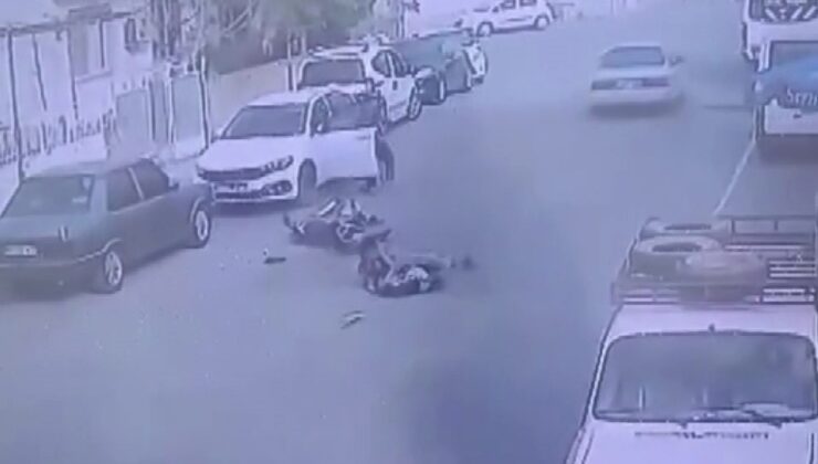 Hatay’da sürücünün kapıyı açmasıyla motosikletteki 2 kişi yere yığıldı