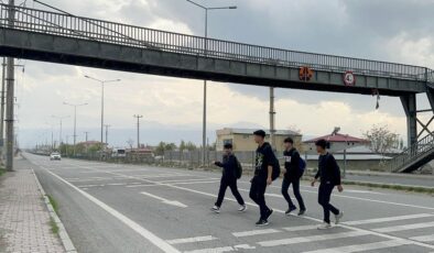 Iğdır’da üst geçit, yolu uzattığı için kullanılmıyor