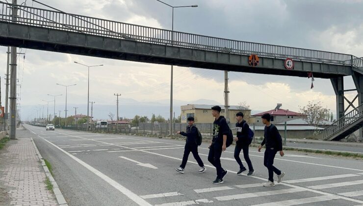 Iğdır’da üst geçit, yolu uzattığı için kullanılmıyor