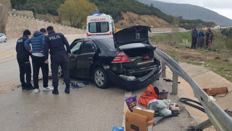 Isparta’da kaza sonrası dağılan eşyalarını toplamaya çalıştı