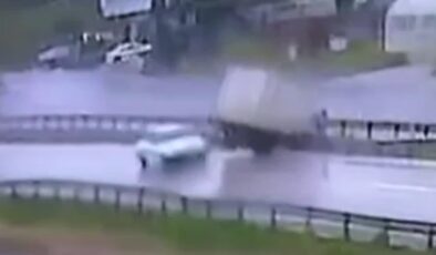 İstanbul Büyükçekmece’de kamyon devrildi