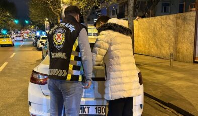 İstanbul Kadıköy’de ayağıyla araç kullanan sürücü ve yolculara para cezası