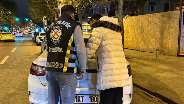 İstanbul Kadıköy’de ayağıyla araç kullanan sürücü ve yolculara para cezası