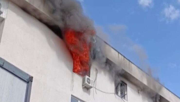 İstanbul’da 3 katlı binanın çatı katında korkutan yangın