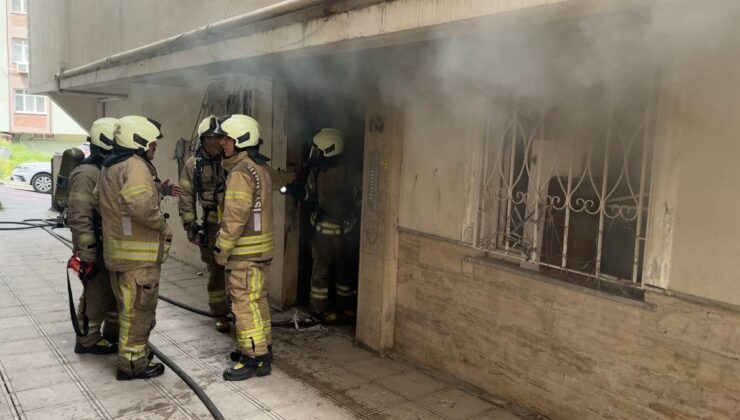 İstanbul’da 4 katlı binada çıkan yangında mahsur kalan işçiyi itfaiye kurtardı