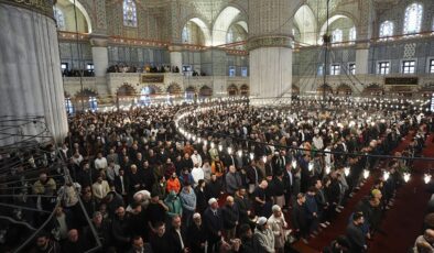 İstanbul’da bayram coşkusu: Camilerde yoğunluk oluştu