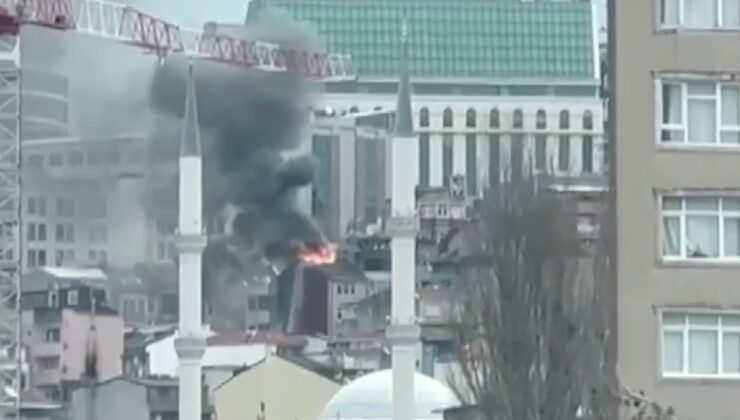 İstanbul’da binanın çatı katında korkutan yangın