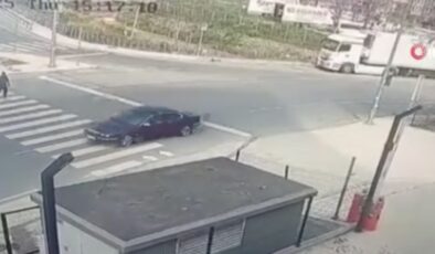 İstanbul’da bir sürücü, yaya geçidindeki kişinin üzerine otomobilini sürdü