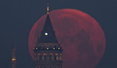 İstanbul’da dolunay gökyüzünü aydınlattı