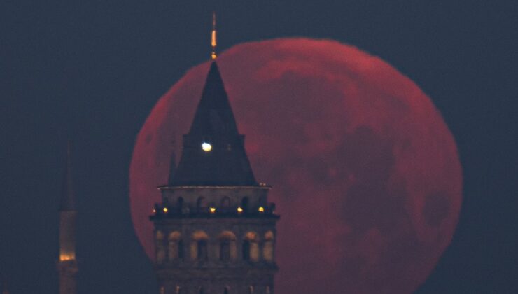 İstanbul’da dolunay gökyüzünü aydınlattı
