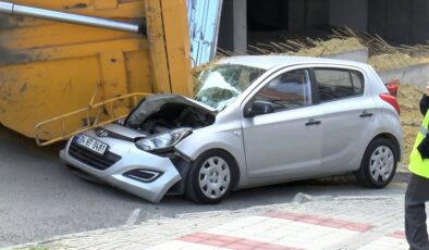 İstanbul’da hafriyat kamyonu otomobilin üzerine devrildi