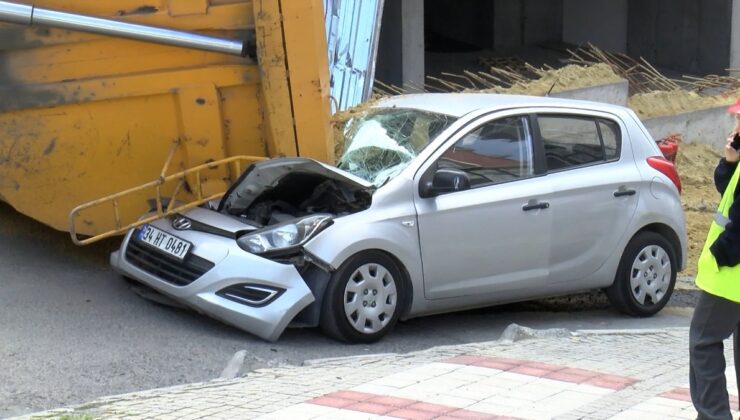 İstanbul’da hafriyat kamyonu otomobilin üzerine devrildi
