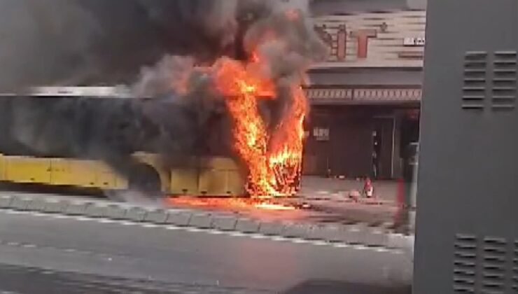 İstanbul’da İETT otobüsü yanarak kullanılamaz hale geldi