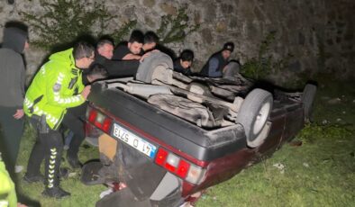 İstanbul’da kontrolü kaybeden sürücü otomobiliyle 4 metre yükseklikten düştü