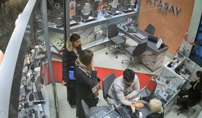 İstanbul’da kuyumcuda hırsızlık anı kamerada