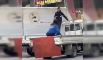 İstanbul’da market önünden palet çalan hırsızlar çalışana yakalandı