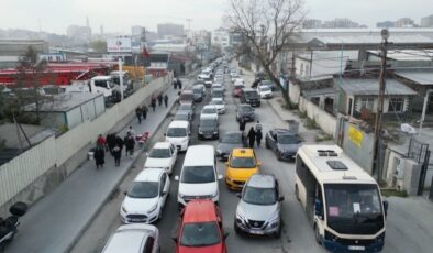 İstanbul’da mezarlık yolunda yoğun trafik