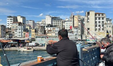 İstanbul’da olta balıkçıları bayramda Galata Köprüsü’ne akın etti