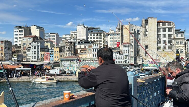 İstanbul’da olta balıkçıları bayramda Galata Köprüsü’ne akın etti