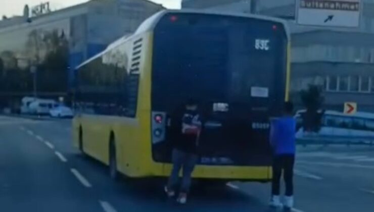 İstanbul’da patenciler İETT otobüsüne tutunarak ilerledi