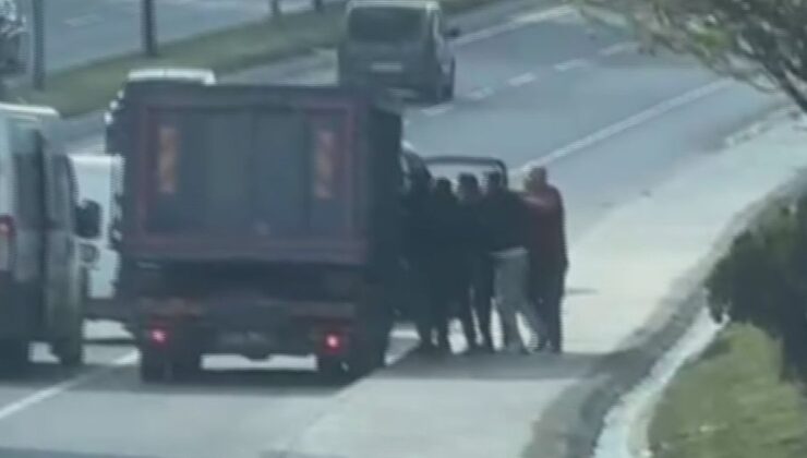 İstanbul’da sürücülerin yol verme kavgası kamerada