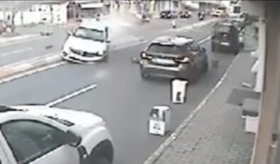 İstanbul’da yola çıkan araca çarpan otomobil karşı şeride geçti