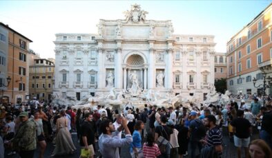İtalyanlar, turist yoğunluğu nedeniyle gösteri yaptı