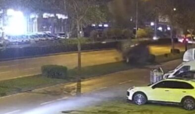 İzmir’de ağaca çarpan otomobilin sürücüsü hayatını kaybetti