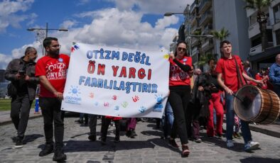 İzmir’de otizm farkındalığı için yürüyüş