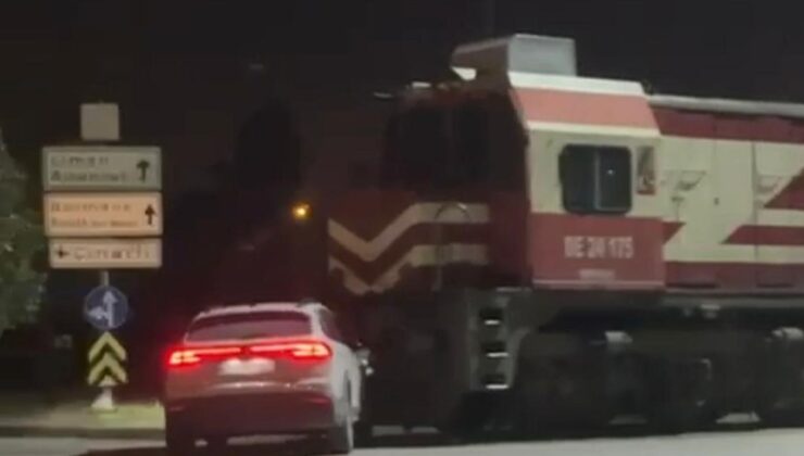 İzmir’de otomobil, trenle çarpıştı