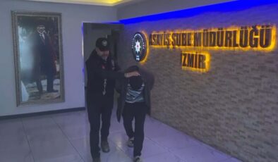 İzmir’de otomobilden ses sistemi hırsızlığı kamerada