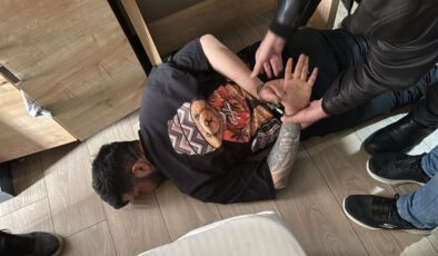 İzmir’de taksiciyi gasbeden şahıs otel odasında yakalandı