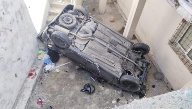 İzmir’de virajı alamayan otomobil, apartman boşluğuna uçtu