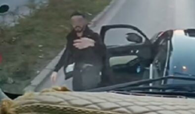İzmir’de yol vermeyen kamyonun önünü kesti: Aracından inip saldırdı