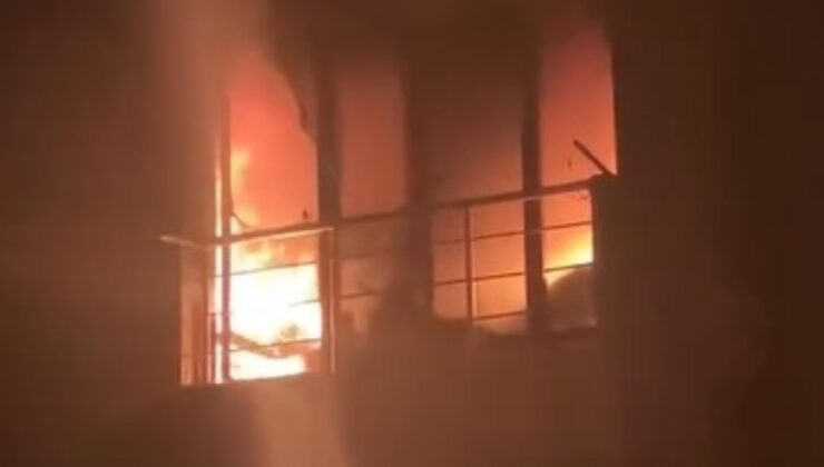 İzmir’in tatil beldesindeki apart daire alev alev yandı