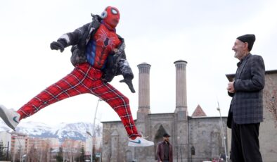 İzmirli Örümcek Adam Erzurum’da