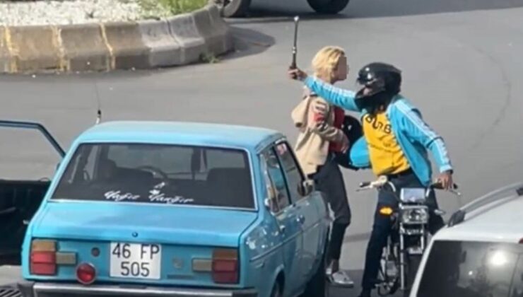 Kahramanmaraş’ta öfkeli motosikletli otomobilin camını kırdı