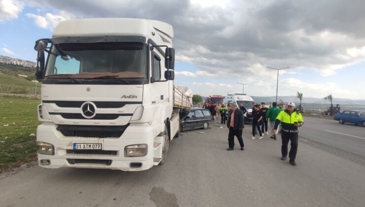 Kahramanmaraş’ta otomobil tırın altına girdi