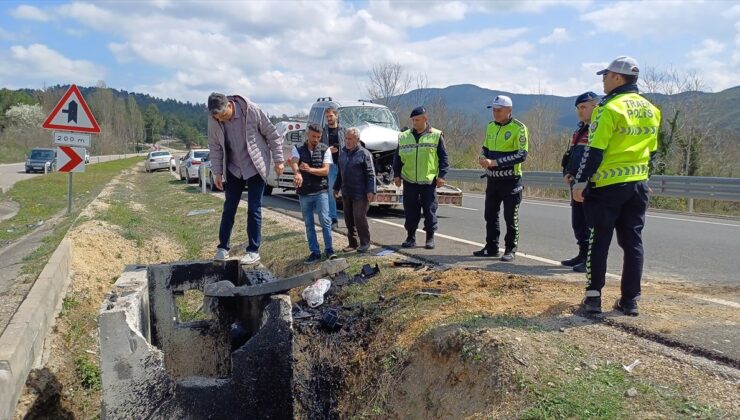 Karabük’te otomobil beton menfeze çarptı