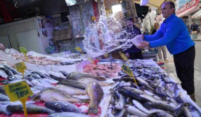 Karadeniz’de sezonun son balıkları tezgahlarda