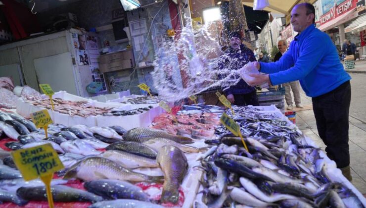 Karadeniz’de sezonun son balıkları tezgahlarda