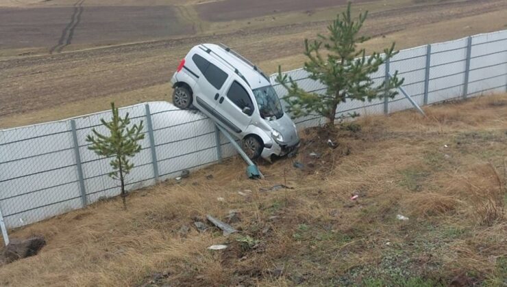 Kars’ta kontrolden çıkan araç, kar siperlerine takıldı: 2 yaralı