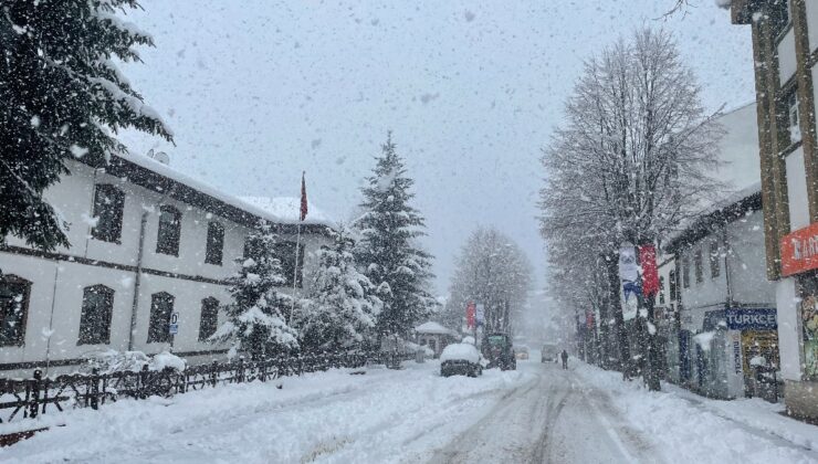 Kastamonu’da kar yağışı sürüyor