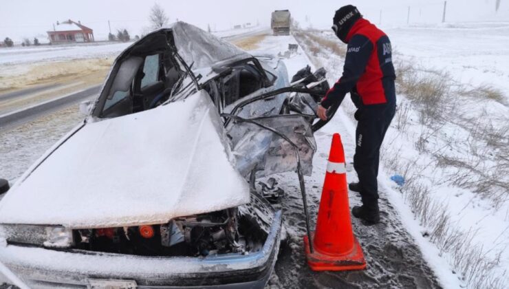 Kayseri’de tırla çarpışan otomobildeki çift can verdi