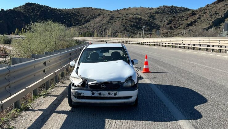 Kırıkkale’deki kazada otomobil bariyerlere çarptı