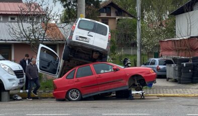 Kocaeli’de alkollü sürücü tamire bırakılan otomobilin üstüne uçtu