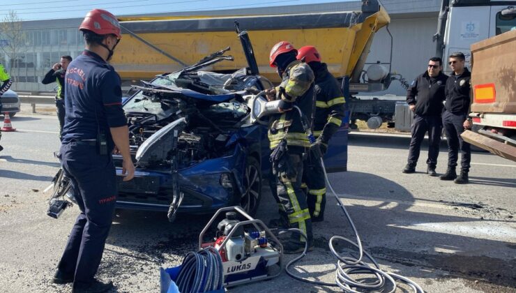 Kocaeli’de D-100’de otomobil tıra arkadan çarptı